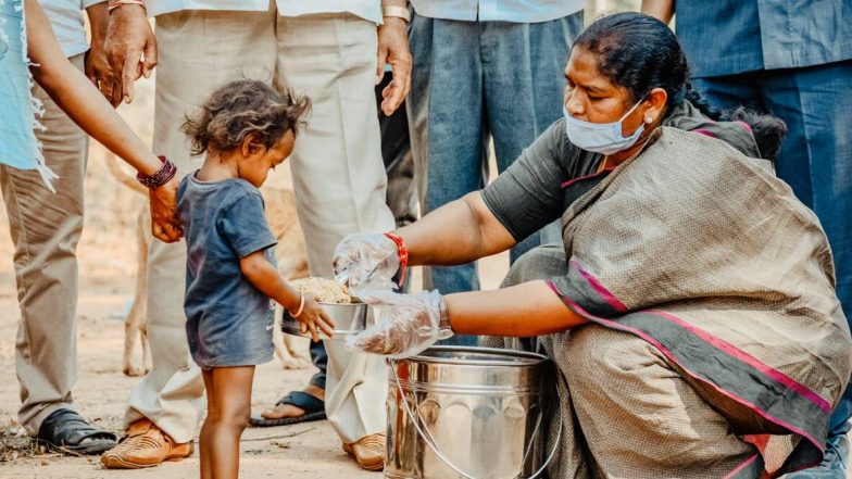तेलंगाना: कांग्रेस MLA सीतक्का ने COVID-19 लॉकडाउन के बीच भूखें आदिवासियों को करा रही हैं भोजन, पथरीले रास्तों पर कई किलोमीटर पैदल चलकर गरीबों की कर रही हैं सेवा, देखें विडियो