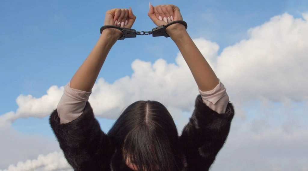 Uttar Pradesh: परिवार को जहर देने के आरोप में हिरासत में ली गई नाबालिग लड़की