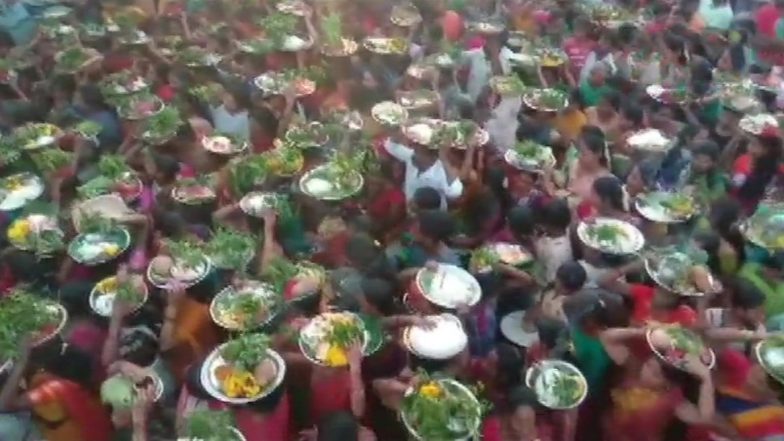 COVID-19: लॉकडाउन के बीच कर्नाटक के कोलागोंडानहल्ली गांव में मेले में उमड़ी भीड़, पंचायत विकास अधिकारी सस्पेंड