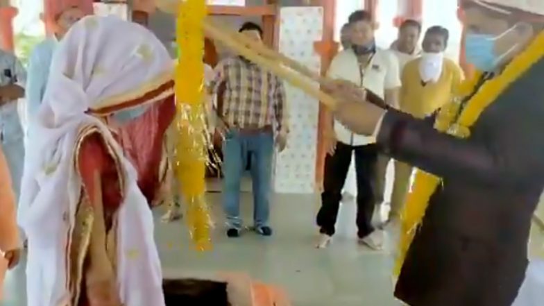 कोरोना का खौफ: लॉकडाउन के दौरान शादी के मंडप में भी नजर आया 'सोशल डिस्टेंसिंग', दुल्हे ने दुल्हन को लकड़ी के डंडे से पहनाई वरमाला, देखें VIDEO