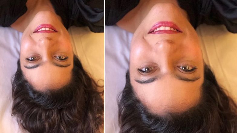 सेल्फी लेने की कला को डिकोड करने की कोशिश में दिखी काजोल