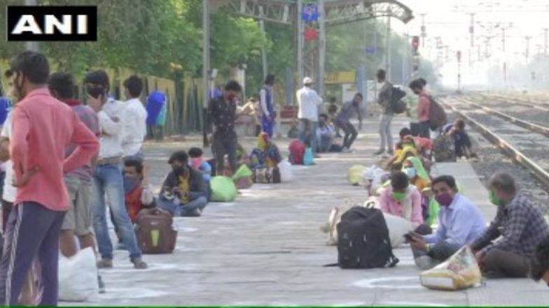 अफवाह के बाद 2,000 प्रवासी मजदूर सरकारी दफ्तर के बाहर जमा हुए