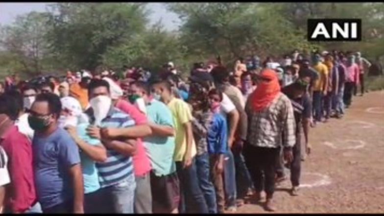 दिल्ली में शराब की दुकानों के बाहर लगी लंबी कतारें, लोगों ने सामाजिक दुरी का किया उन्लंघन