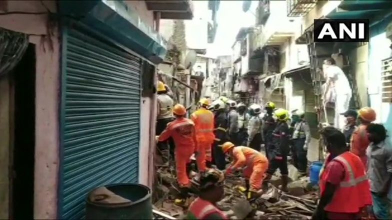 मुंबई: कांदिवली इलाके में 3 मंजिला चॉल गिरने से मलबे में दबें कई लोग, 12 लोगों को निकाला गया