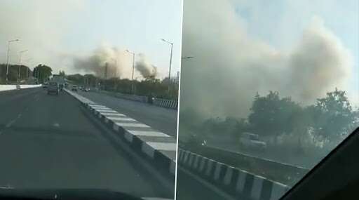 मुंबई के नाहुर से सटे ईस्टर्न एक्सप्रेस हाईवे के करीब मैदान में लगी आग, आसमान में छाया धुएं का गुबार