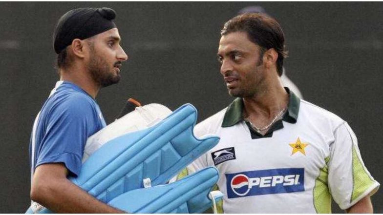 एशिया कप 2010 में हरभजन सिंह से हुए विवाद के बाद उन्हें मारने के लिए उनके कमरे तक पहुंच गए थे शोएब अख्तर, देखें वीडियो