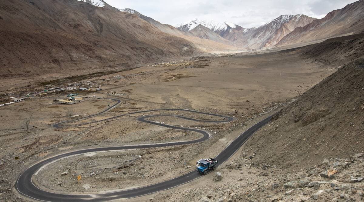 भारतीय सेना ने LAC पर चीन के लिए बदले RoE के नियम, फिल्ड कमांडर दे सकेंगे हथियारों के इस्तेमाल की इजाजत भारतीय सेना ने LAC पर चीन के लिए बदले RoE के नियम, फिल्ड कमांडर दे सकेंगे हथियारों के इस्तेमाल की इजाजत