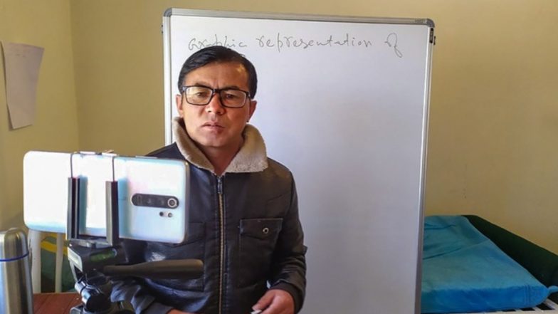 लद्दाख: कोरोना संक्रमित होने के बावूजद पढ़ाने का जुनून सिर पर सवार, आइसोलेशन वॉर्ड से बच्चों की ऑनलाइन क्लास ले रहे हैं टीचर किफायत हुसैन
