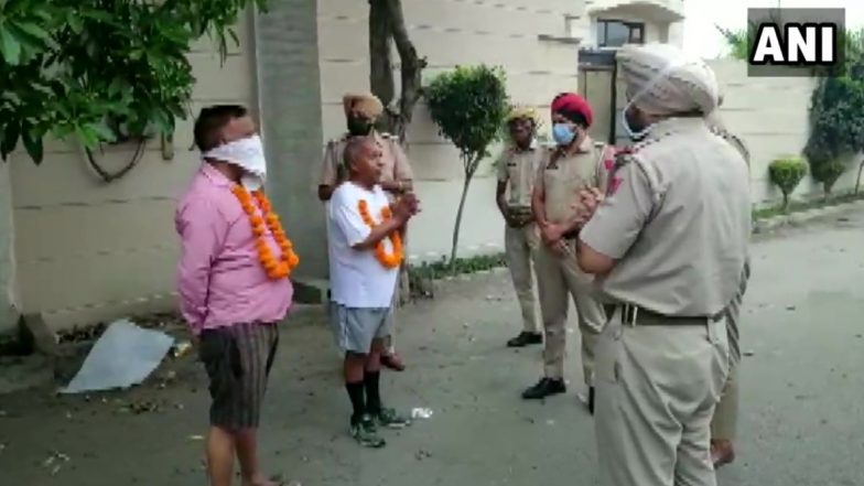 पंजाब: लुधियाना में लोगों ने किया लॉकडाउन का उल्लंघन, पुलिस ने उन्हें माला पहनाकर की घर पर रहने की अपील