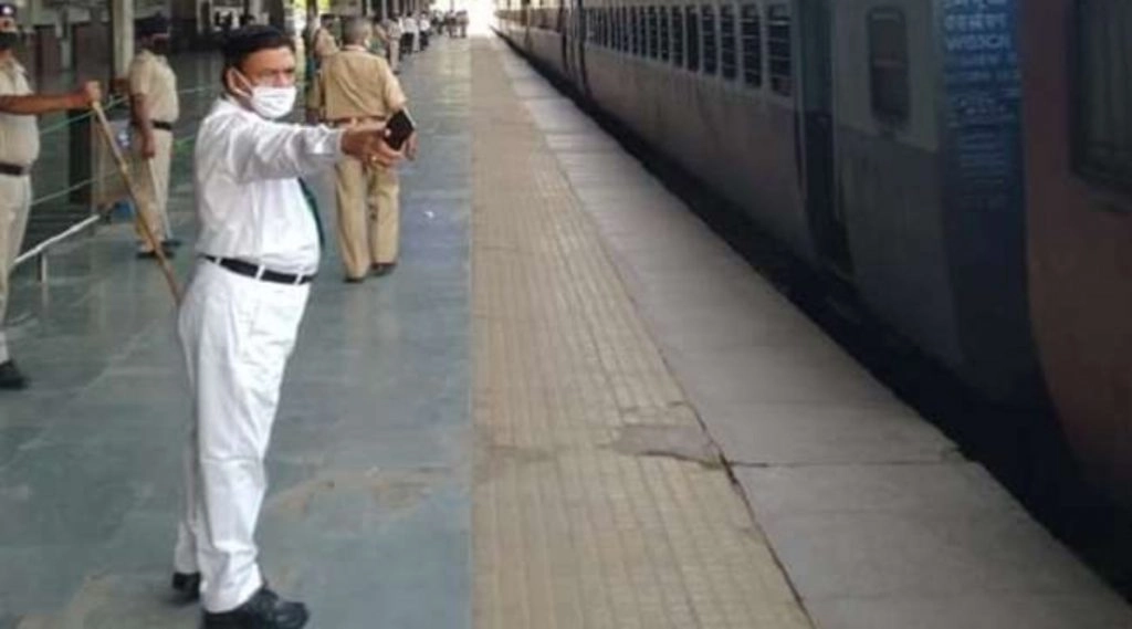 अब ट्रेन व स्टेशन पर मास्क नहीं पहना तो समझा जाएगा अपराधी