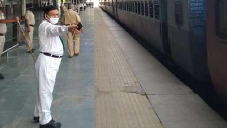 पुरानी दिल्ली रेलवे स्टेशन पर प्रवासी श्रमिकों ने लूटे स्नैक्स और पानी की बोतलें