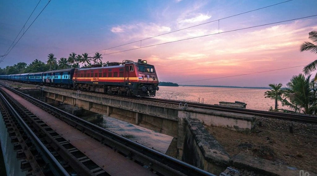 रेलवे ने यात्रियों की कमी को देखते हुए कोच प्रोडक्शन में लाई कमी