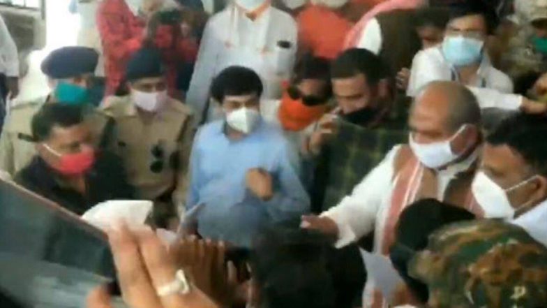कोरोना संकट के बीच मध्य प्रदेश में एक कार्यक्रम में पहुंचे केंद्रीय मंत्री नरेंद्र सिंह तोमर, सामाजिक दूरी की उड़ी धज्जियां; देखें वीडियो