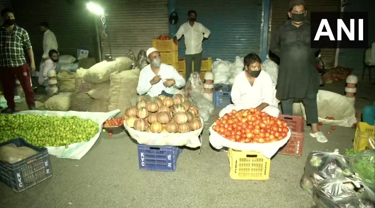 Eid 2020: कोरोना वायरस महामारी के चलते फीकी हुई ईद की रौनक, फल-सब्जी बेचने वालों ने ऐसे बयां किया अपना दर्द Eid 2020: कोरोना वायरस महामारी के चलते फीकी हुई ईद की रौनक, फल-सब्जी बेचने वालों ने ऐसे बयां किया अपना दर्द