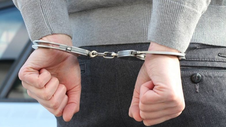 Delhi: पुलिस अधिकारी बताकर शख्स लोगों से वसूलता पैसे, COVID नियमों के उल्लंघन की आड़ में काटता था चालान