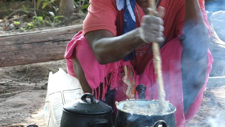 केन्या: भूख से तड़प रहे थे महिला के 8 बच्चे, नहीं मिला अन्न तो पत्थरों को लगी उबालने, कोरोना वायरस महामारी के बीच विधवा मां की यह कहानी है दिल दहलाने वाली