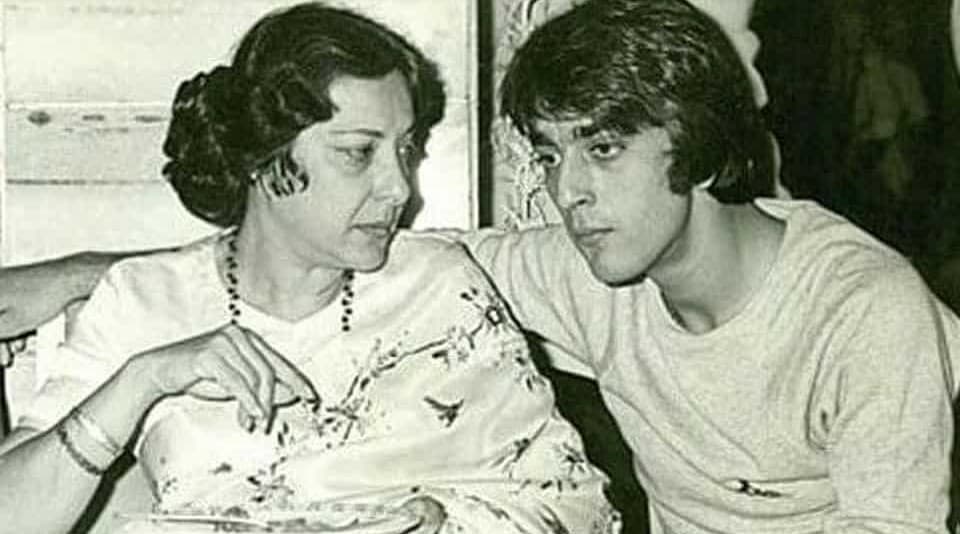 संजय दत्त ने मां नर्गिस दत्त की पुण्यतिथि पर शेयर की ये Throwback फोटो, लिखा- आपकी हर दिन याद आती है मां