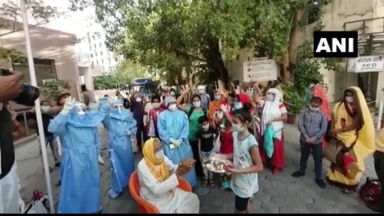 मध्य प्रदेश: कोरोना वायरस को मात देने वाले 90 वर्षीय बुजुर्ग को मिली अस्पताल से छुट्टी, एक छोटी लड़की ने उतारी उनकी आरती