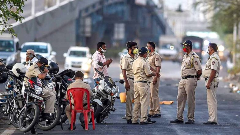 Indore: इंदौर में राशन माफिया के अवैध निर्माण को ढहाया गया