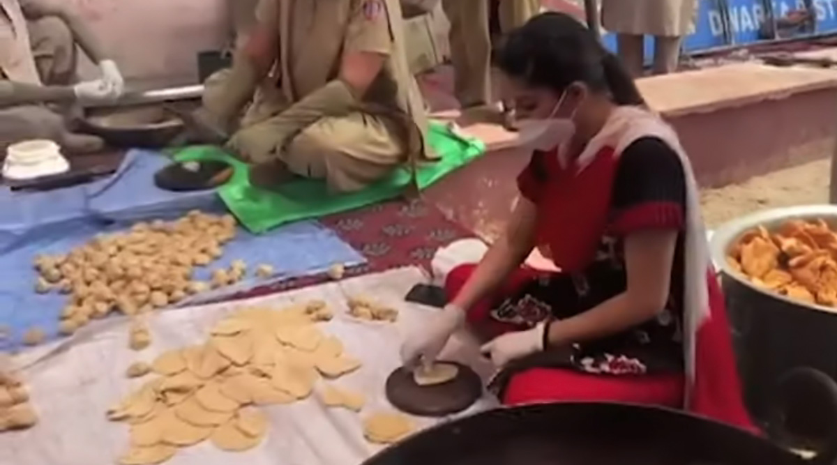 Hariyanvi Dancer Sapna Choudhary teamed up with Najafgarh Police to prepare food for the needy, see video