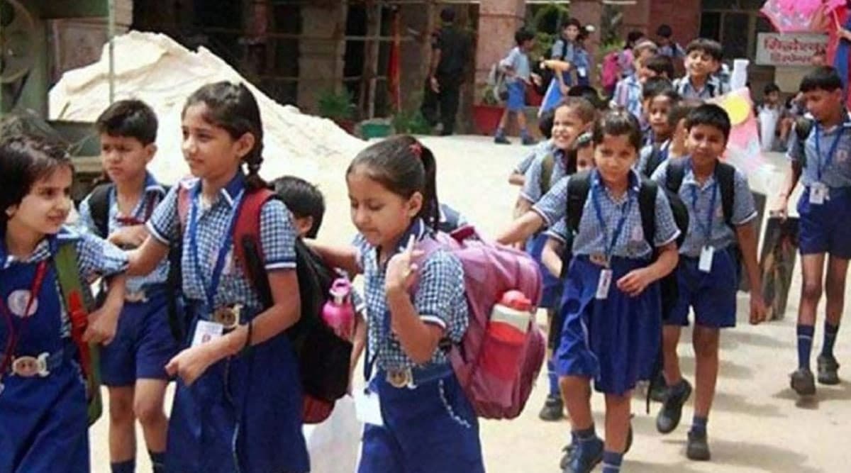 COVID-19: यूरोप में डेढ़ साल बाद स्कूलों में लौट रहे हैं बच्चे, देखी गई खुशी