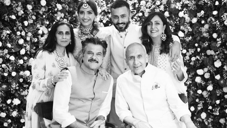 सोनम कपूर ने शादी की सालगिरह पर शेयर की फैमिली फोटो, माता-पिता को बताया बेस्ट रोल मॉडल