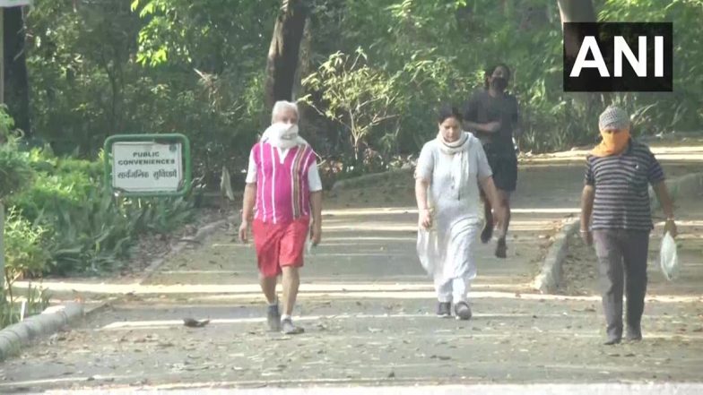 लॉकडाउन 4.0: दिल्ली के लोधी गार्डन में सुबह सैर-सपाटे के लिए निकले लोग, बोले- पार्क में टहलने का अलग ही मजा, इसके लिए हमने 2 महीने तक किया इंतजार