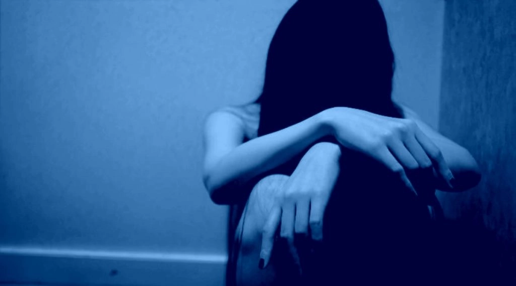 Shocking! छात्रों की भीड़ के बीच स्कूल के ग्राउंड में अचानक Nude अवस्था में दौड़ने लगी महिला, जानें क्या है पूरा मामला