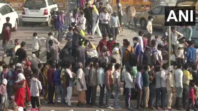 COVID-19 लॉकडाउन: कोलकाता में बड़ी संख्या में सड़कों पर निकले लोग, वाहनों का लगा तांता