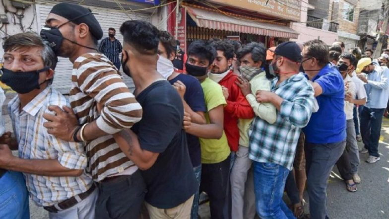 दिल्ली: सोशल डिस्टेंसिंग का पालन न करने का आरोप, एसडीएम ने सरकारी शराब की दुकान के मैनेजर को नोटिस भेज मांगा जवाब