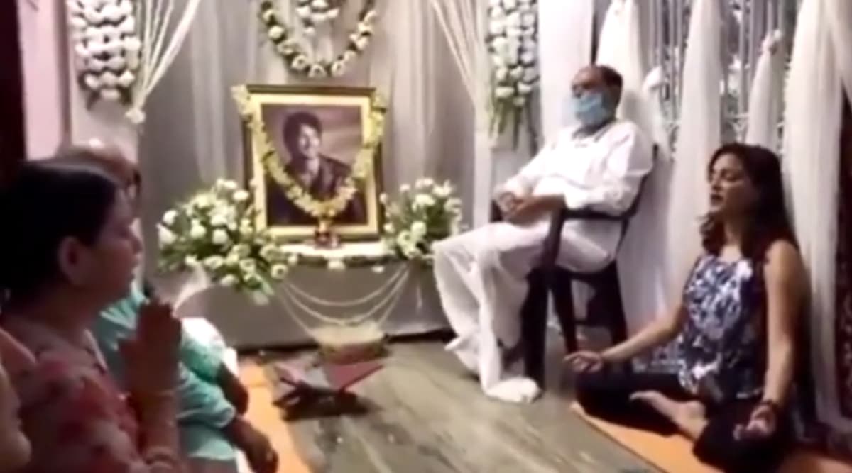 सुशांत सिंह राजपूत की प्रेयर मीट का भावुक कर देने वाला Video आया सामने, एक्टर की तस्वीर के आगे एकजुट दिखा परिवार