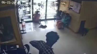 केरल: बैंक में लगे कांच के दरवाजे से टकराने पर महिला की मौत, एर्नाकुलम से हादसे का हैरान करने वाला CCTV वीडियो आया सामने