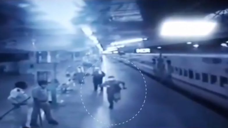 ट्रेन के पीछे दौड़कर RPF जवान इंदर यादव ने दो दिन से भूखी बच्ची तक पहुंचाया दूध,  रेल मंत्री पीयूष गोयल ने कहा- उसैन बोल्ट को पछाड़ा- देखें Video