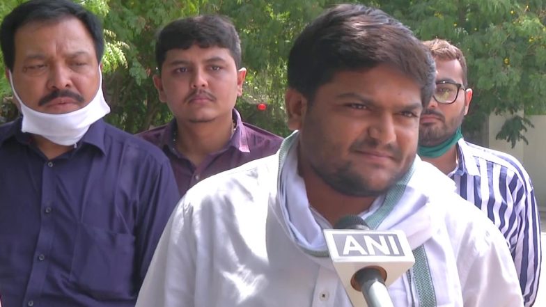 गुजरात: कांग्रेस विधायकों के इस्तीफे पर हार्दिक पटेल ने कहा- ऐसे लोगों को जनता चप्पलों से पीटे