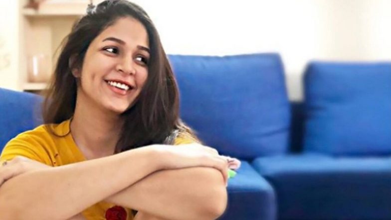 लावण्या त्रिपाठी ने प्याज काटने के अलग-अलग तरीके किए इजाद