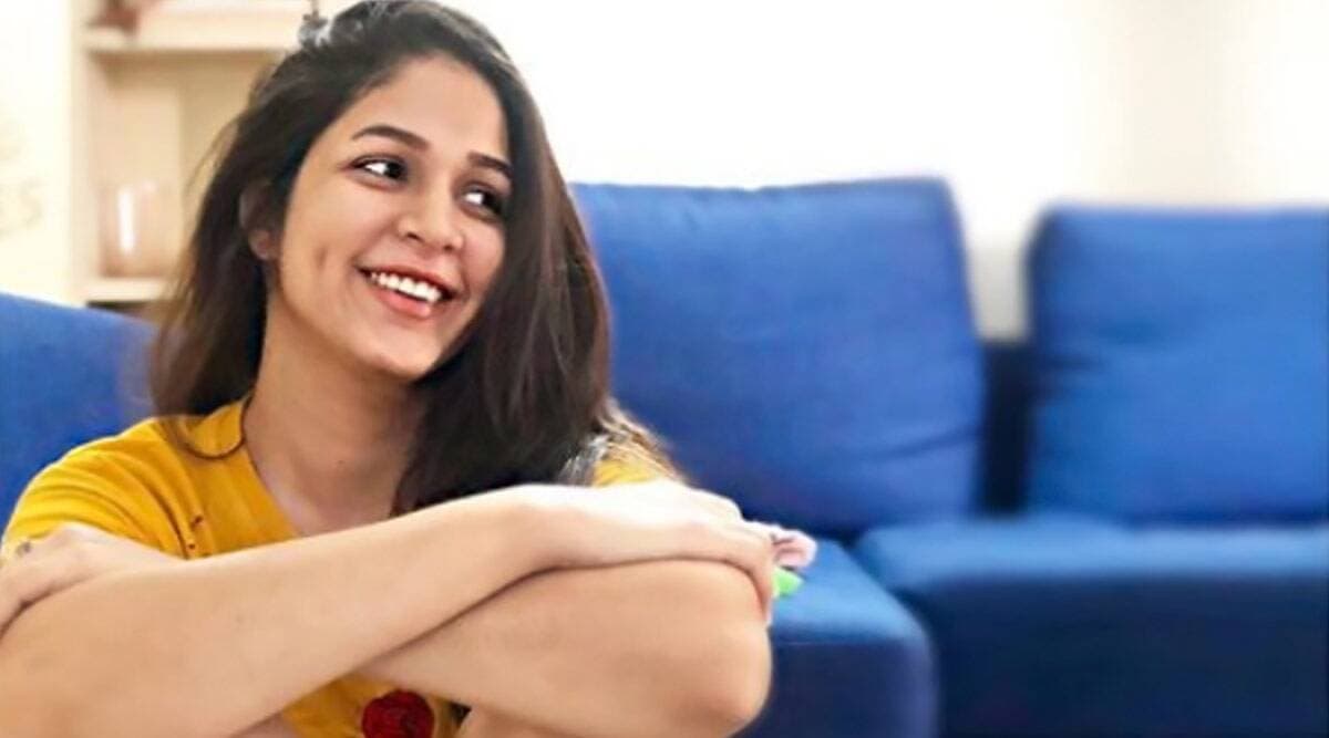 लावण्या त्रिपाठी ने प्याज काटने के अलग-अलग तरीके किए इजाद लावण्या त्रिपाठी ने प्याज काटने के अलग-अलग तरीके किए इजाद