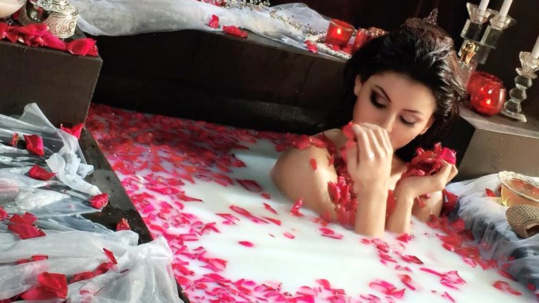 Urvashi Rautela Hot Photo: दूध और गुलाब फूल के साथ नहाती दिखाई दी उर्वशी रौतेला, बाथटब में नहाते हुए फोटो की शेयर
