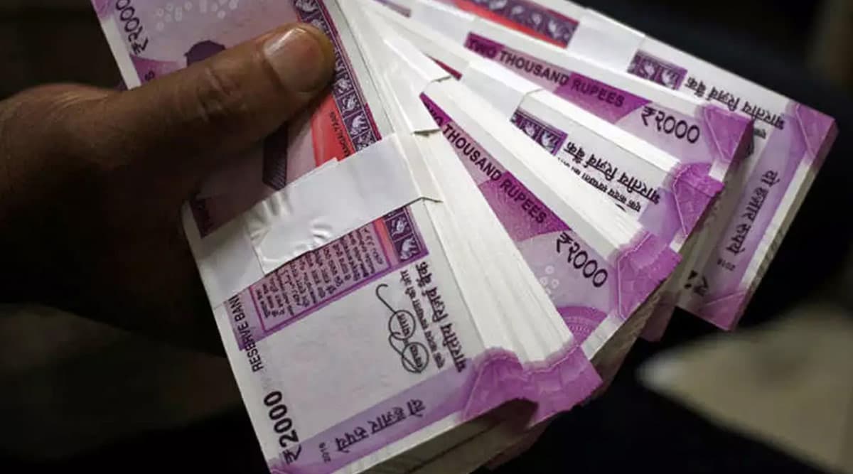 उत्तर प्रदेश: एक साथ 25 स्कूलों में पढ़ाकर टीचर ने कमाए 1 करोड़ रुपये उत्तर प्रदेश: एक साथ 25 स्कूलों में पढ़ाकर टीचर ने कमाए 1 करोड़ रुपये