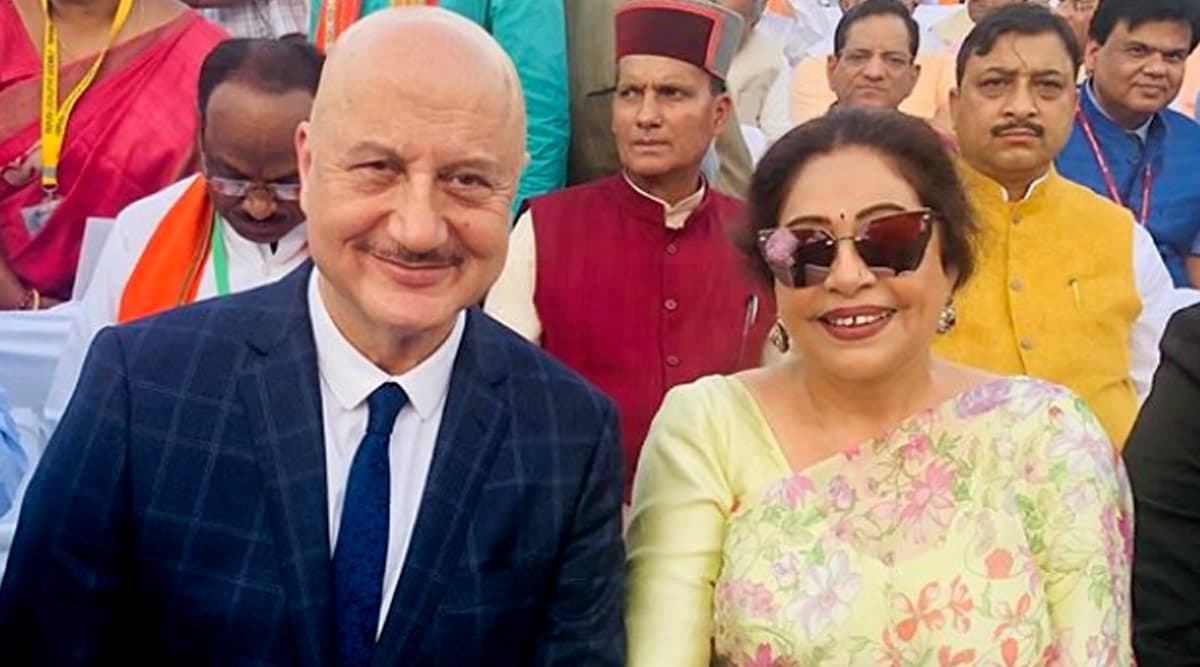 किरण खेर को जन्मदिन की बधाई देते हुए अनुपम खेर ने इस बात के लिए मांगी माफी, पढ़ें उनका ये पूरा ट्वीट किरण खेर को जन्मदिन की बधाई देते हुए अनुपम खेर ने इस बात के लिए मांगी माफी, पढ़ें उनका ये पूरा ट्वीट
