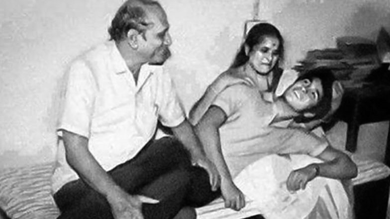 Happy Parents Day 2020: मास्टर ब्लास्टर सचिन तेंदुलकर ने माता-पिता के साथ पुरानी तस्वीर शेयर कर लिखा- इस चुनौतीपूर्ण समय में इनका ज्यादा ध्यान रखना हमारी जिम्मेदारी
