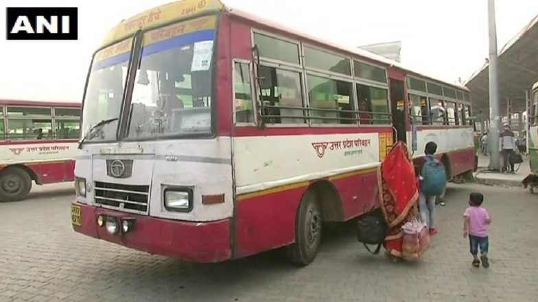 दिल्ली: बस सेवा फिर शुरू होने पर अपने मूल स्थान जाने के लिए आनंद विहार बस स्टैंड पहुंचे लोग, थर्मल स्क्रीनिंग के बाद ही मिल रही है यात्रा की अनुमति