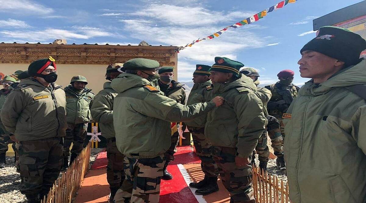 India-China Border Tension: आर्मी चीफ एम एम नरवणे ने गलवान घाटी में चीन से झड़प में घायल हुए सेना के जवानों को कमेंडेशन कार्ड दिया, बॉर्डर के ताजा हालात का लिया जायजा India-China Border Tension: आर्मी चीफ एम एम नरवणे ने गलवान घाटी में चीन से झड़प में घायल हुए सेना के जवानों को कमेंडेशन कार्ड दिया, बॉर्डर के ताजा हालात का लिया जायजा