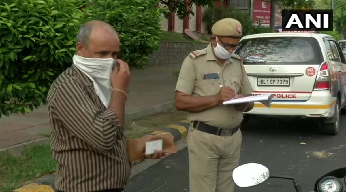 कोरोना संकट के बीच राजधानी में मास्क न लगाने वालों के खिलाफ सख्त हुई दिल्ली पुलिस, पकड़े जाने पर लोगों से वसूल रही है जुर्माना कोरोना संकट के बीच राजधानी में मास्क न लगाने वालों के खिलाफ सख्त हुई दिल्ली पुलिस, पकड़े जाने पर लोगों से वसूल रही है जुर्माना