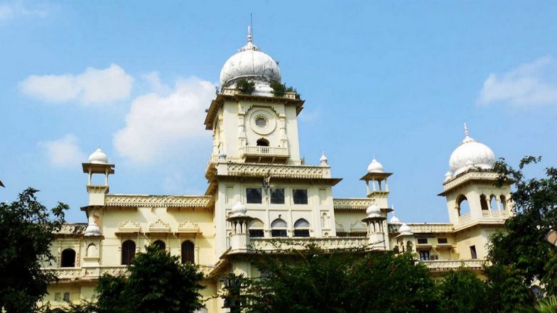 उत्तर प्रदेश: फीस माफी और परीक्षा निरस्त करने को लेकर छात्रों का प्रदर्शन, प्रशासन के खिलाफ जमकर की नारेबाजी