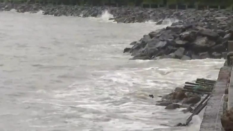 CycloneNisarga: मुंबई पहुंचने से पहले कमजोर पड़ा निसर्ग, धीमी हुई हवा की रफ्तार