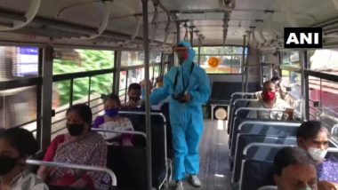 कर्नाटक: PPE किट पहनकर ड्यूटी करता दिखा बस कंडक्टर, लॉकडाउन 4 के दौरान राज्य सरकार ने बस सेवाओं को फिर से शुरू करने की दी थी अनुमति