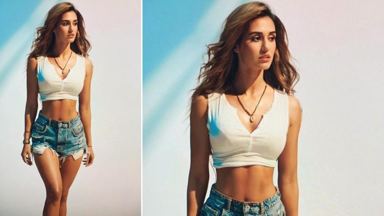 Disha Patani Hot Photo: दिशा पटानी ने ब्लू डेनिम शॉर्ट्स में शेयर किया हॉट फोटो, बोल्ड अंदाज देख फैंस हुए घायल