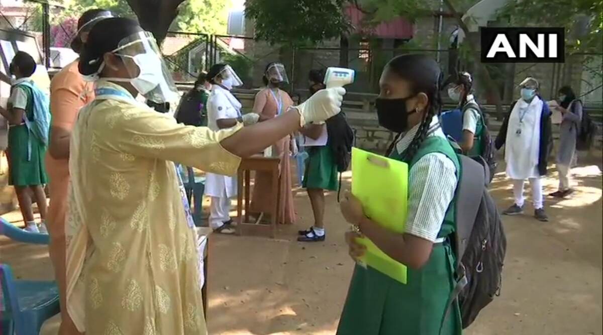 Karnataka SSLC Exam 2020: कोरोना संकट के बीच शुरू हुई एसएसएलसी परीक्षा, विद्यार्थियों को दिए गए मास्क और सैनिटाइजर, उनका तापमान भी किया गया चेक Karnataka SSLC Exam 2020: कोरोना संकट के बीच शुरू हुई एसएसएलसी परीक्षा, विद्यार्थियों को दिए गए मास्क और सैनिटाइजर, उनका तापमान भी किया गया चेक
