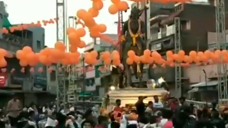 राजस्थान: कांग्रेस विधायक पानाचंद मेघवाल की मौजूदगी में उड़ी सोशल डिस्टेंसिंग की धज्जियां, महाराणा प्रताप की प्रतिमा के उद्घाटन समारोह में उमड़ी भारी भीड़ (Watch Video)