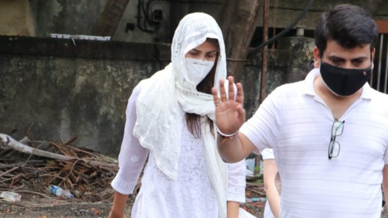सुशांत सिंह राजपूत के पिता ने रिया चक्रवर्ती समेत 6 लोगों के खिलाफ FIR कराई दर्ज